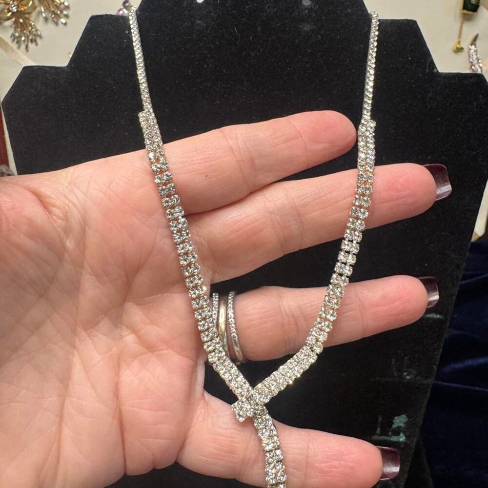 Elegant Y-shape and dangling drop necklace